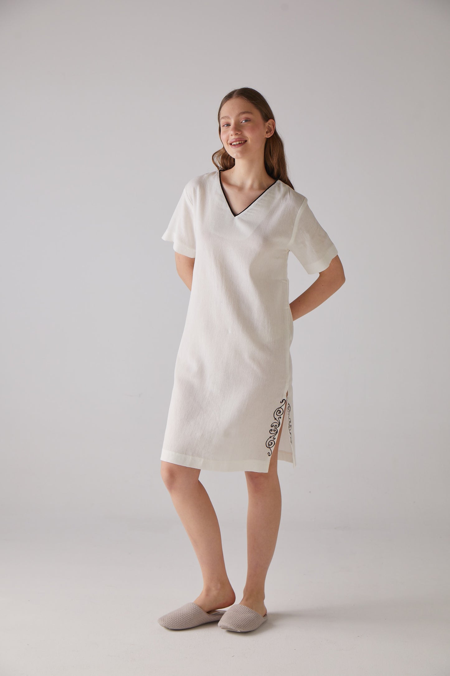 V-Necked Clef Pattern White Night-Gown