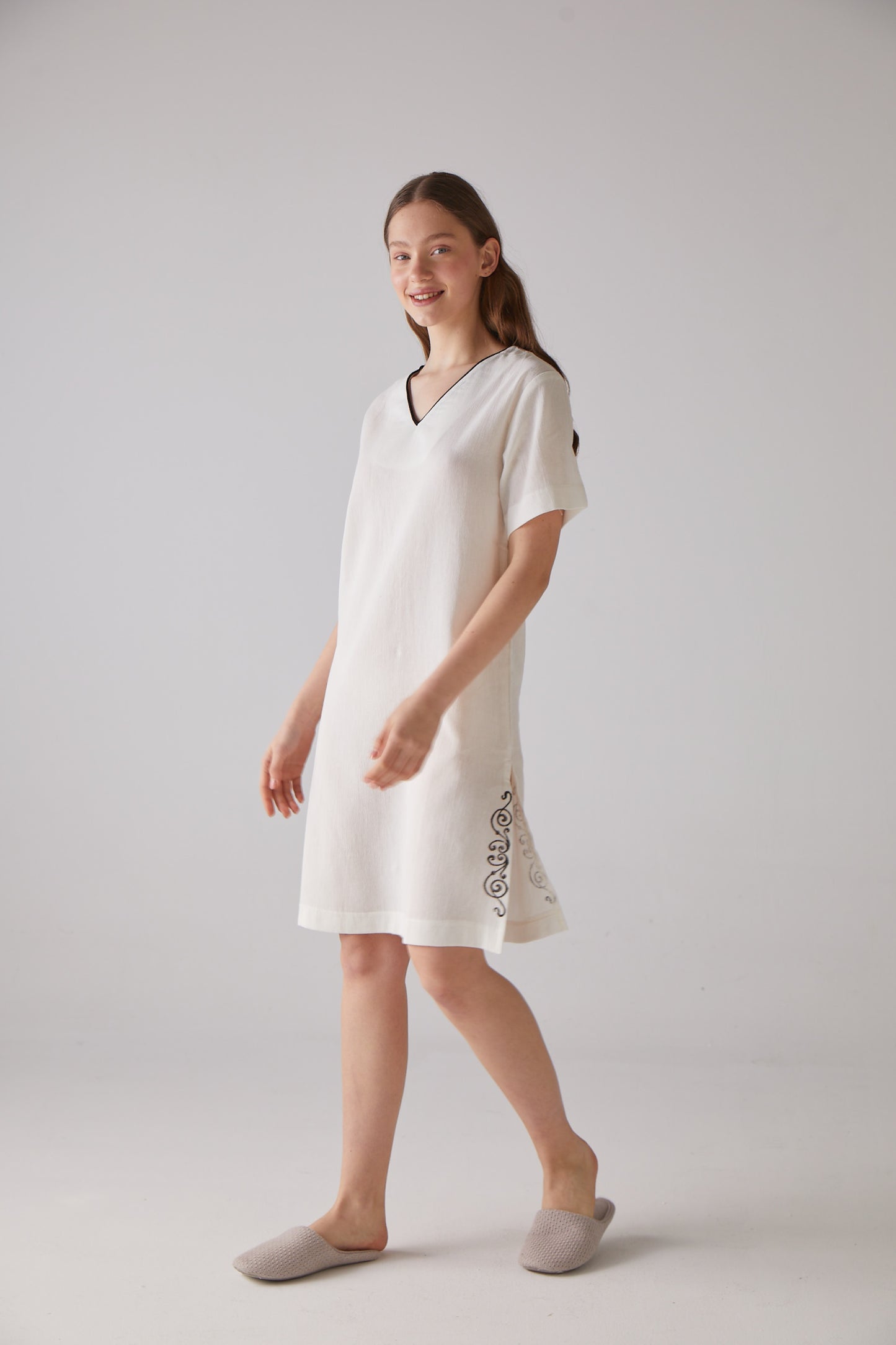 V-Necked Clef Pattern White Night-Gown