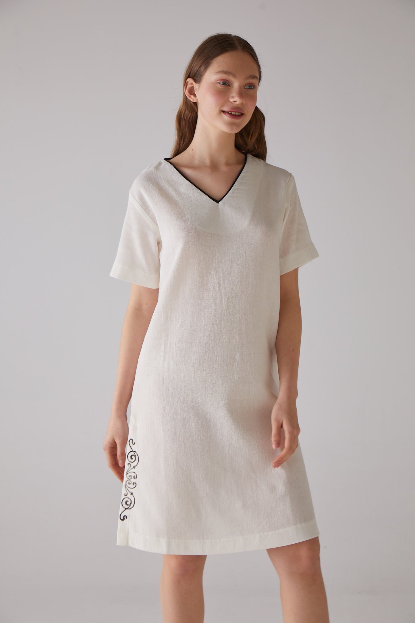 V-Necked Clef Pattern White Night-Gown