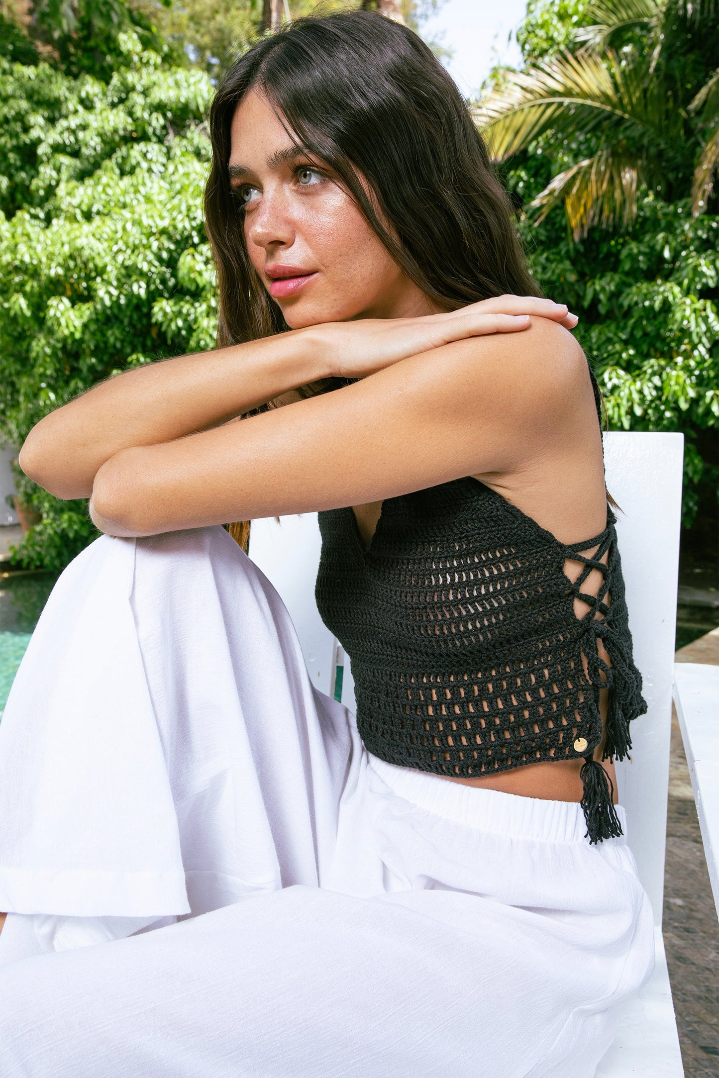 V-Neck Hand-Knitted Black Crop