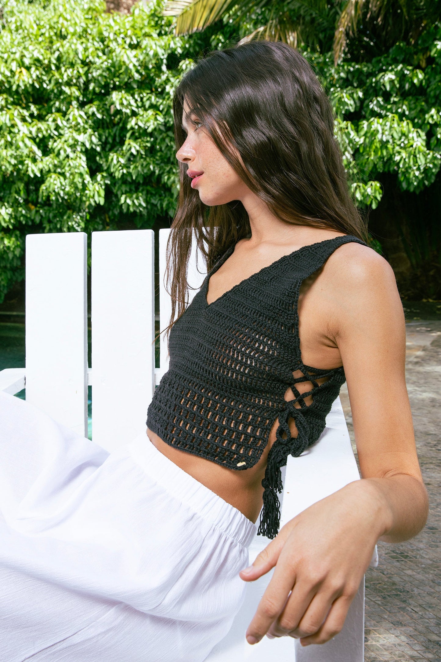 V-Neck Hand-Knitted Black Crop