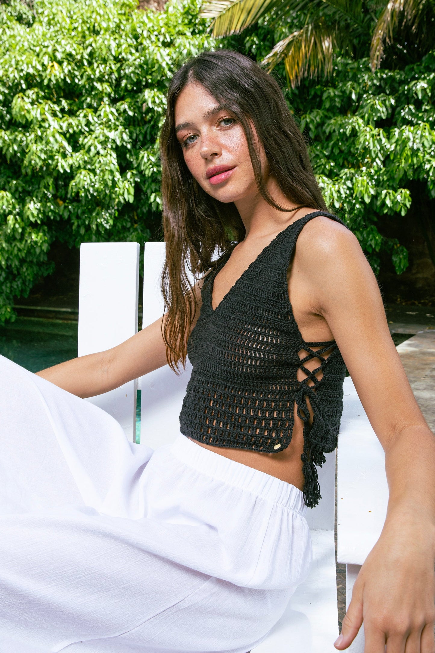 V-Neck Hand-Knitted Black Crop